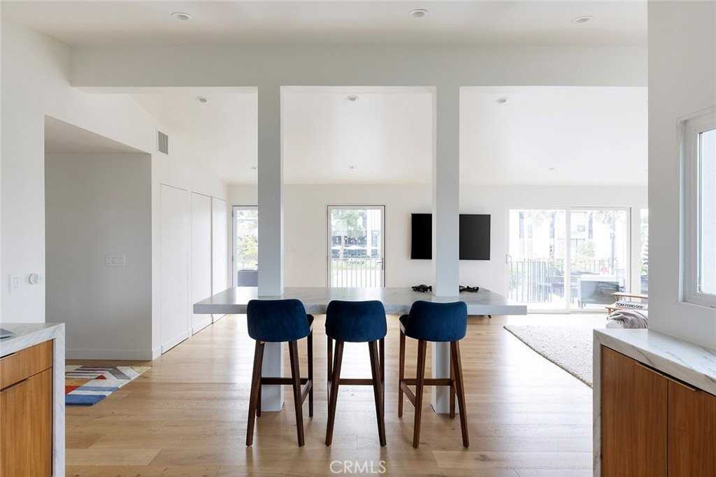 1504 Westcliff Dr #5 - Photo 6 of 19