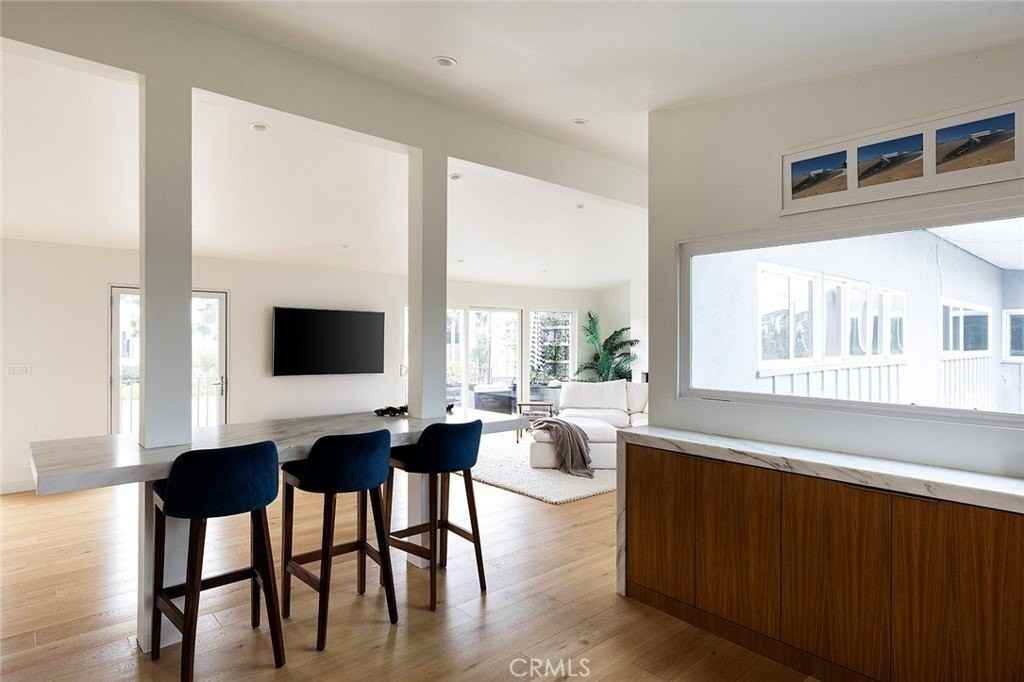 1504 Westcliff Dr #5 - Photo 7 of 19