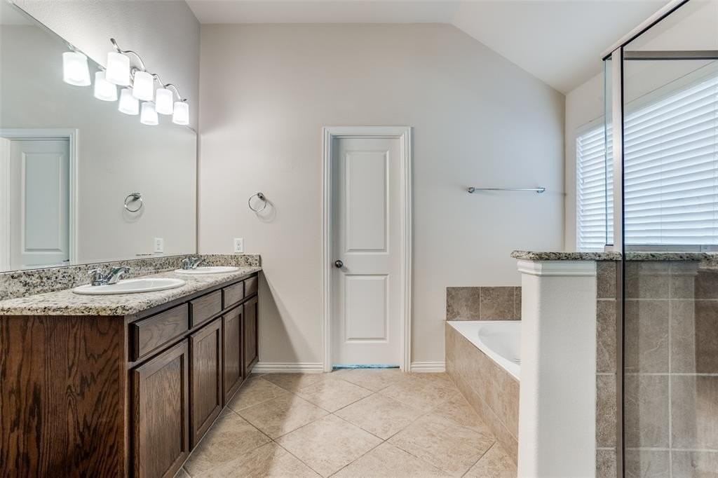 5824 Silverton Ave - Photo 5 of 25