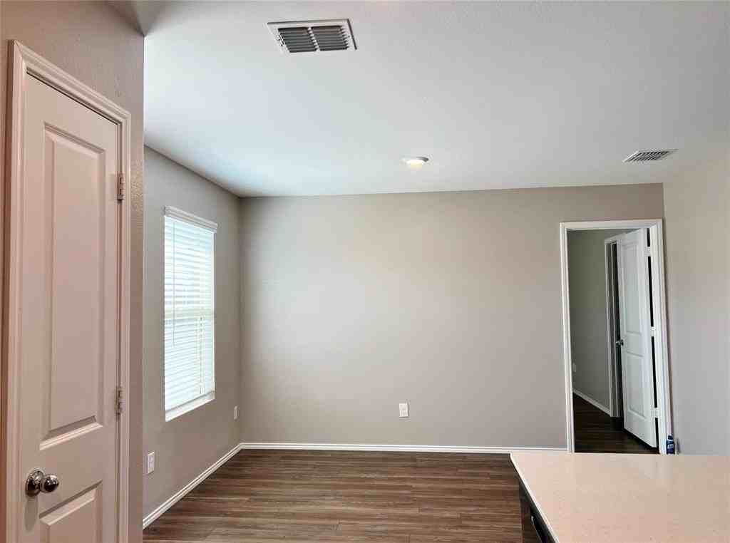 1103 Wildflower St - Photo 5 of 15