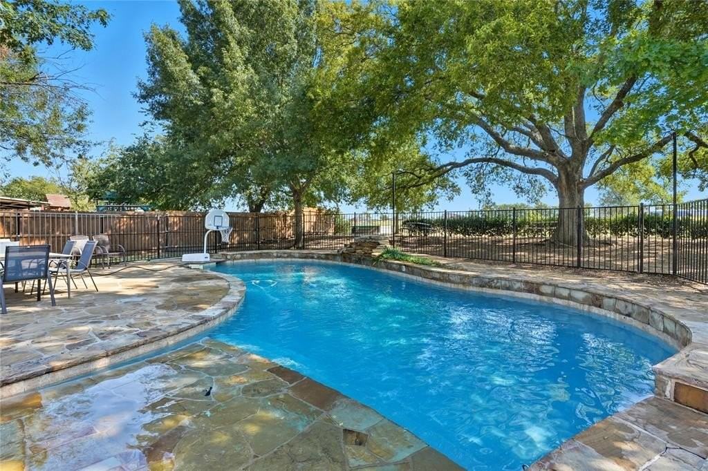 1824 Staree Ln - Photo 3 of 38