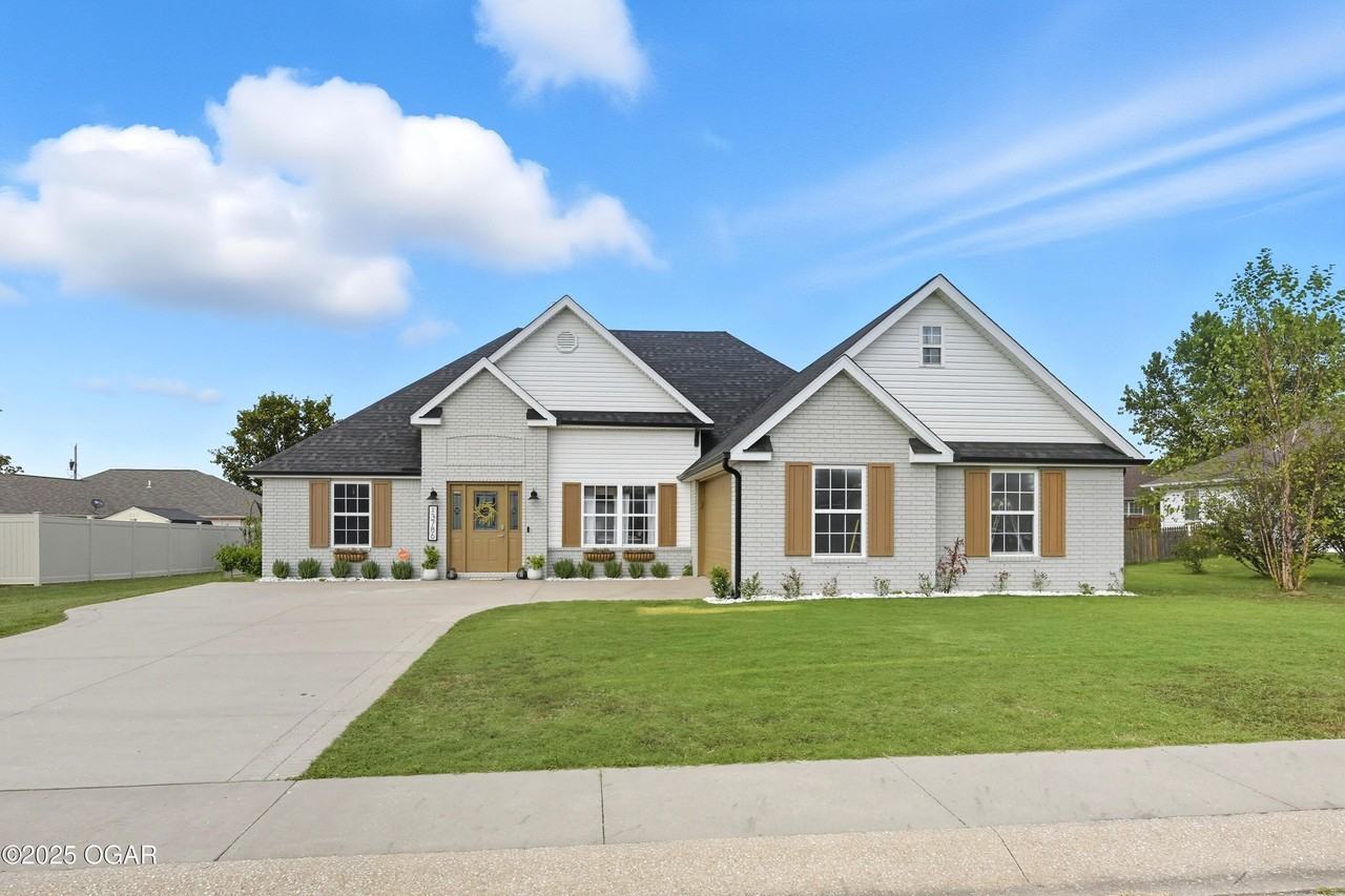 13786 Pella Lane - Photo 2 of 50