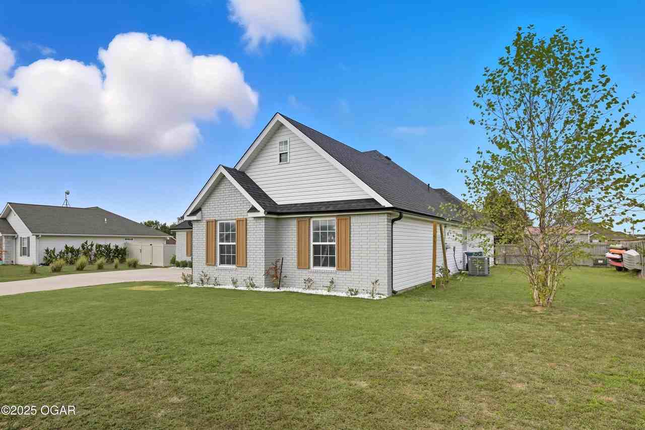 13786 Pella Lane - Photo 3 of 50