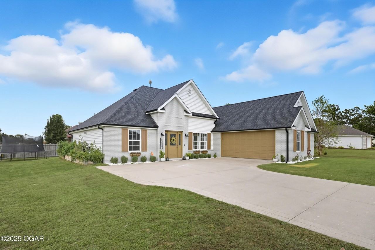 13786 Pella Lane - Photo 4 of 50