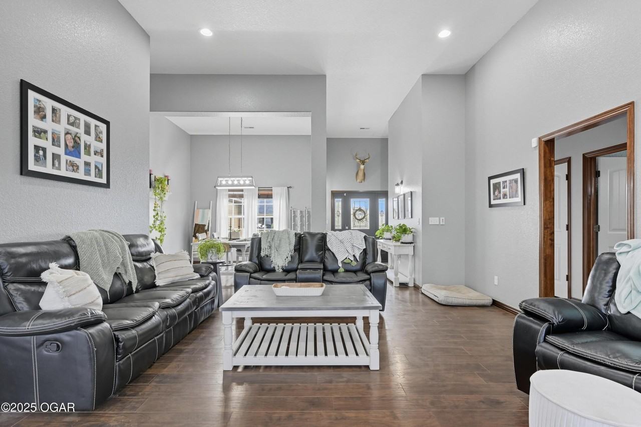 13786 Pella Lane - Photo 6 of 50