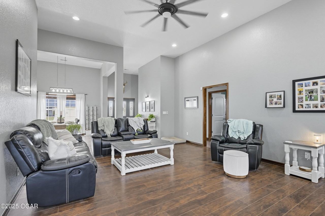 13786 Pella Lane - Photo 7 of 50