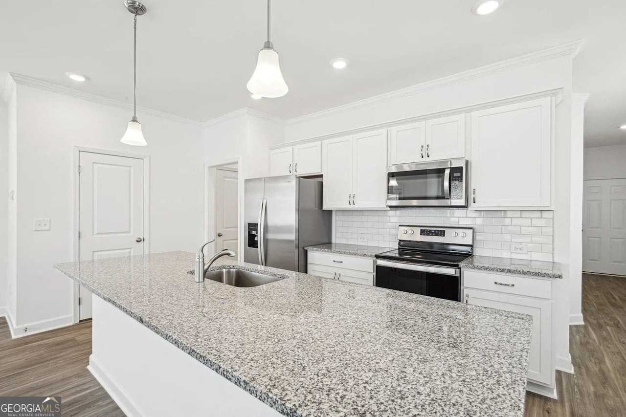 4021 Hillmont Ln - Photo 2 of 11