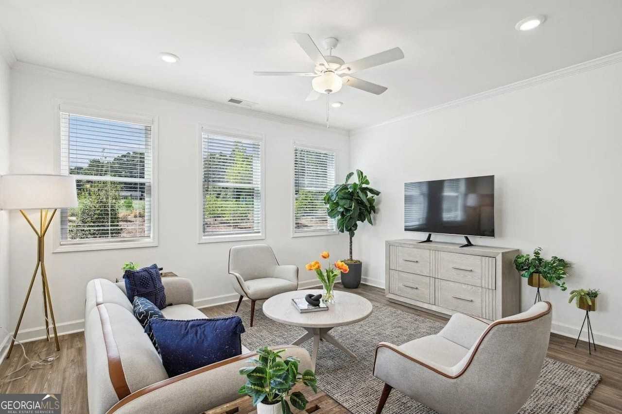 4035 Hillmont Ln - Photo 4 of 10