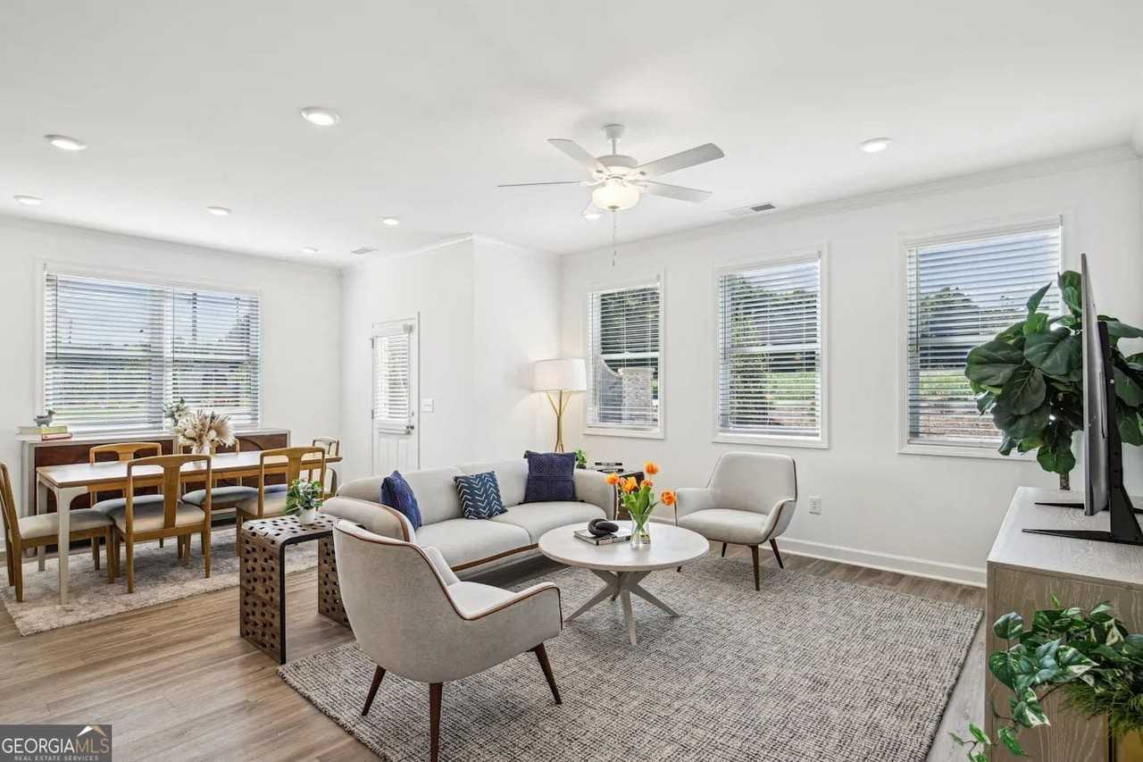 4095 Hillmont Ln - Photo 3 of 9