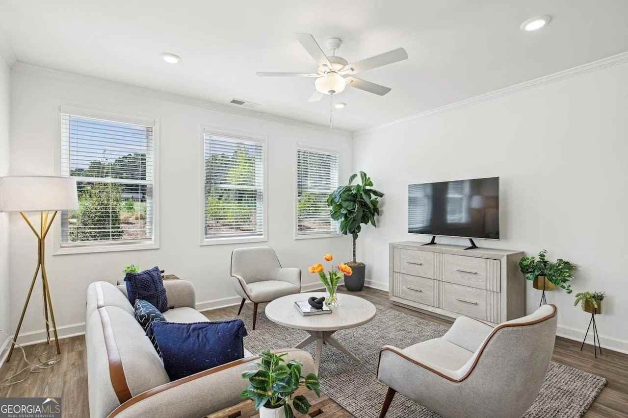 4095 Hillmont Ln - Photo 4 of 9