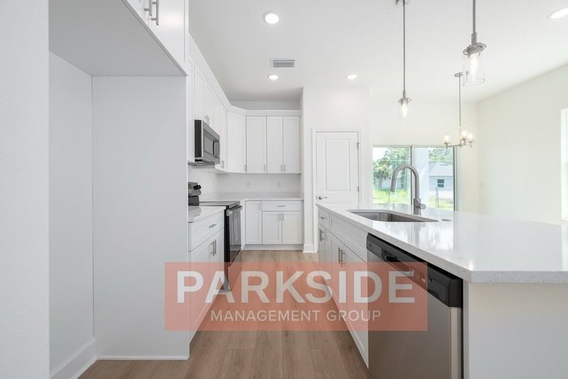 1512 W 8th St - Photo 6 of 29