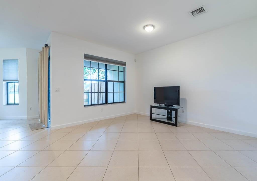 10283 Wellington Parc Dr - Photo 7 of 34