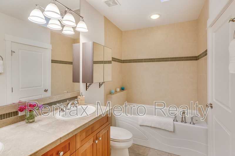 308 Valley St #B - Photo 3 of 16