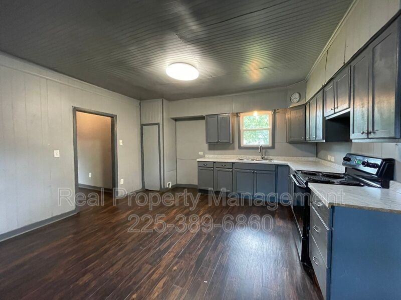 1133 Maximillian St - Photo 2 of 16