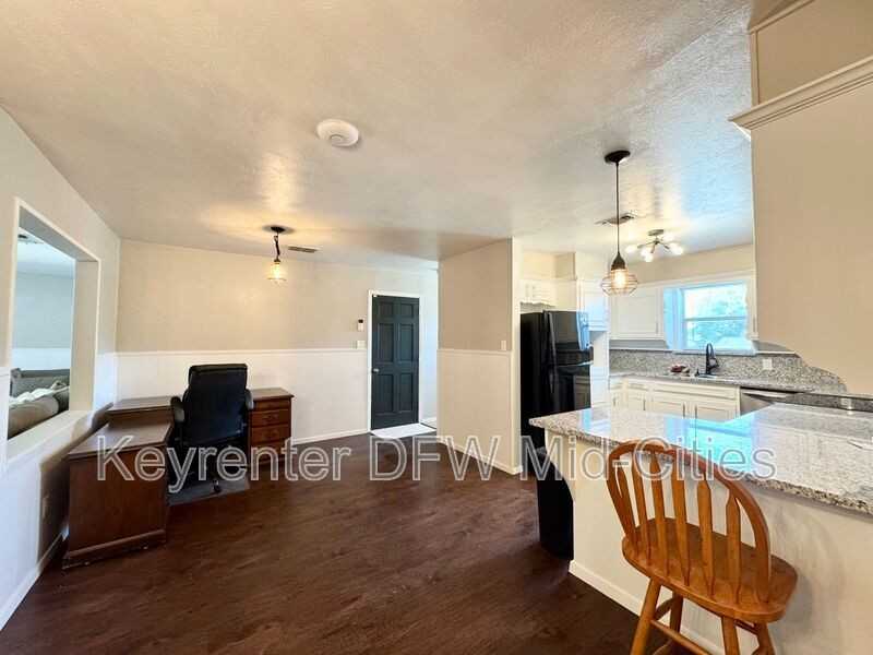 901 Gregory Ave - Photo 6 of 29