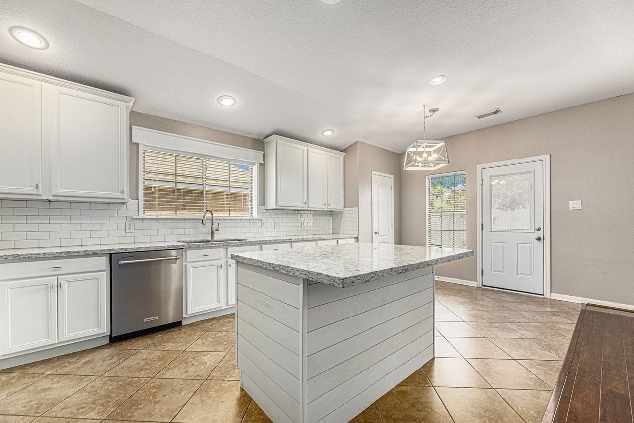 520 Cedar Branch Dr - Photo 7 of 17