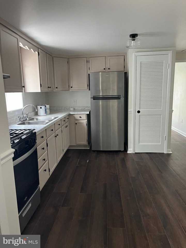 218 Elizabeth Street #1 - Photo 5 of 14