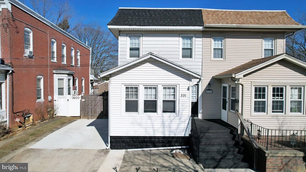 331 Sloan Ave - Photo 3 of 39