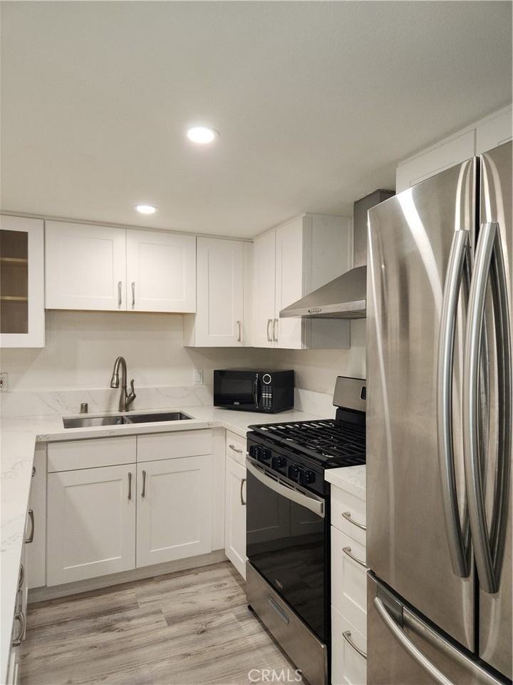 413 Hawthorne St - Photo 6 of 19