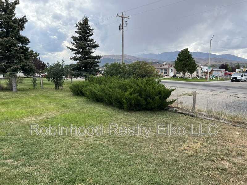 380 Moor Ave - Photo 3 of 30