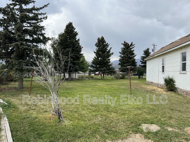 380 Moor Ave - Photo 4 of 30