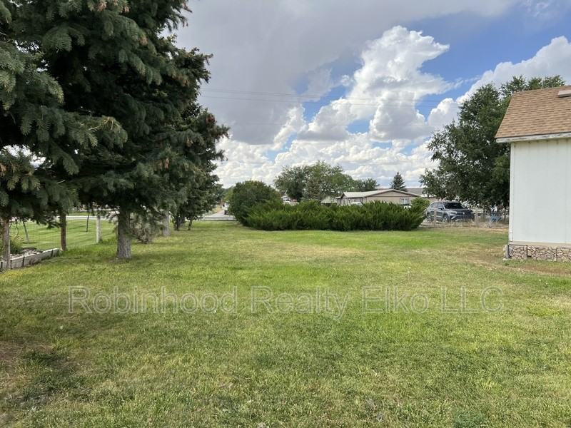 380 Moor Ave - Photo 5 of 30