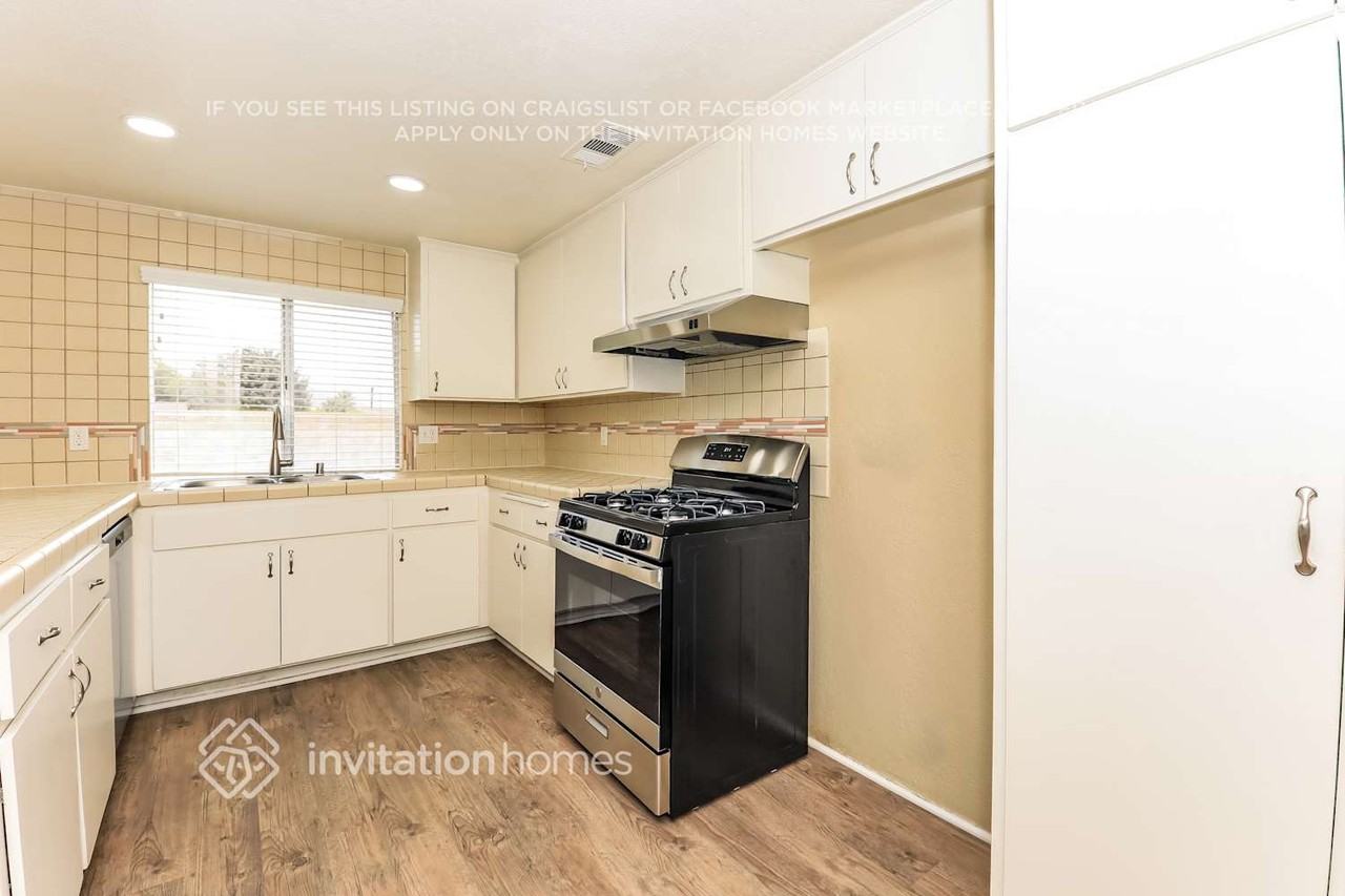 5651 Louise St - Photo 6 of 17