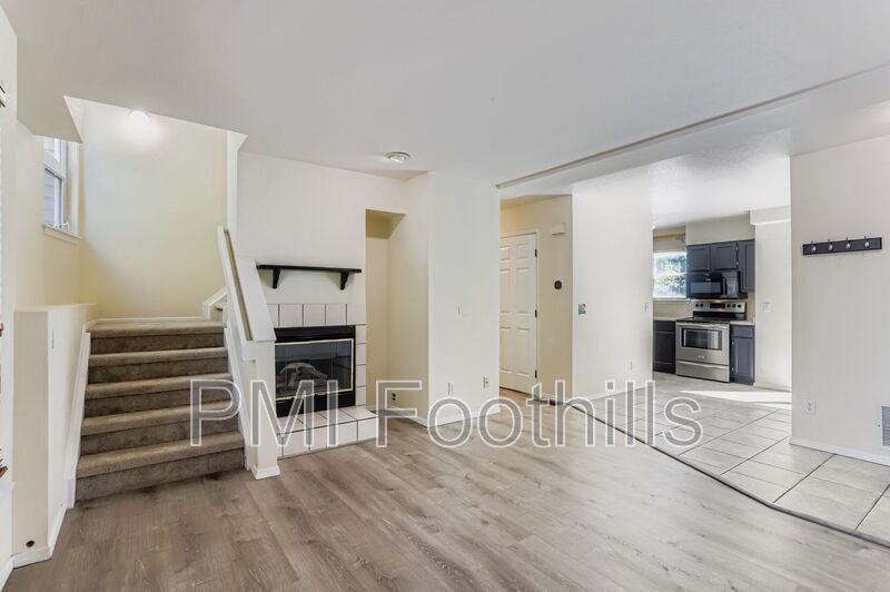 1209 6th St - Photo 3 of 15