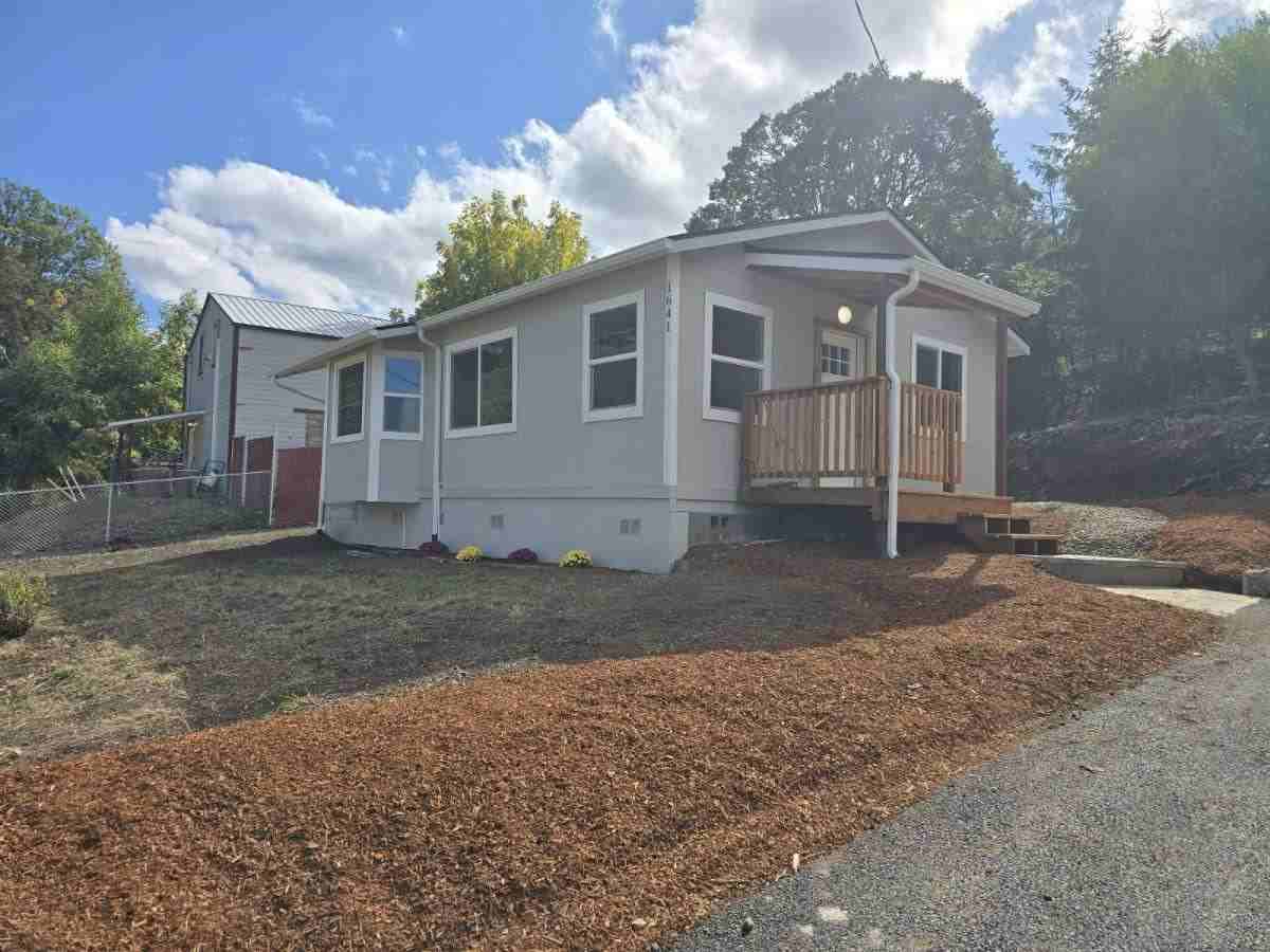 1641 Se Marsters Ave - Photo 2 of 10