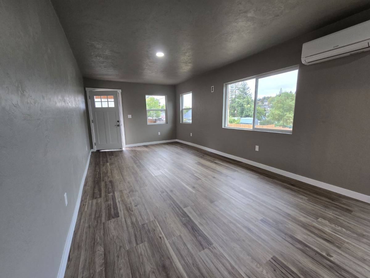 1641 Se Marsters Ave - Photo 3 of 10