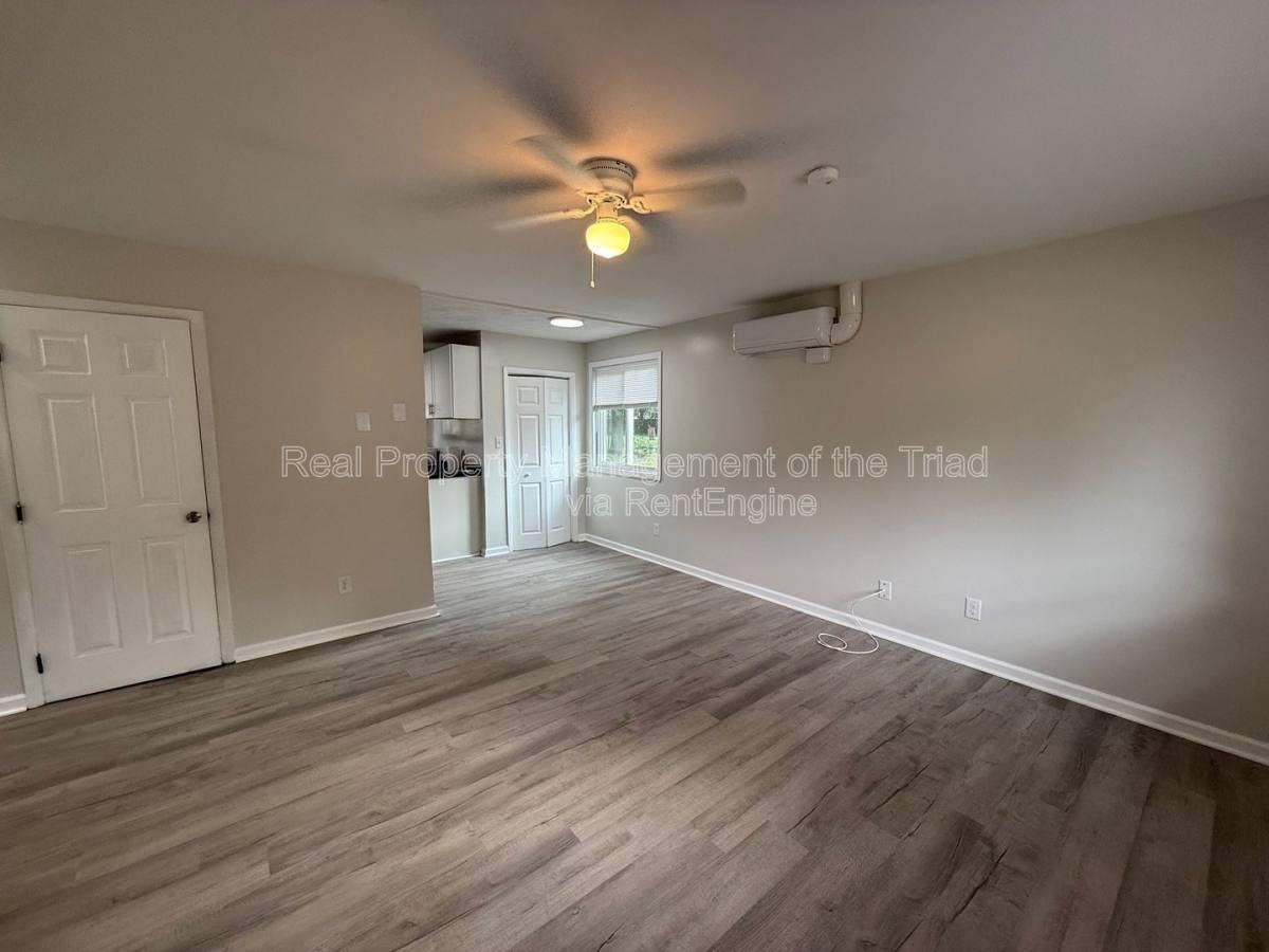 1415 Comstock Lane - Photo 3 of 10