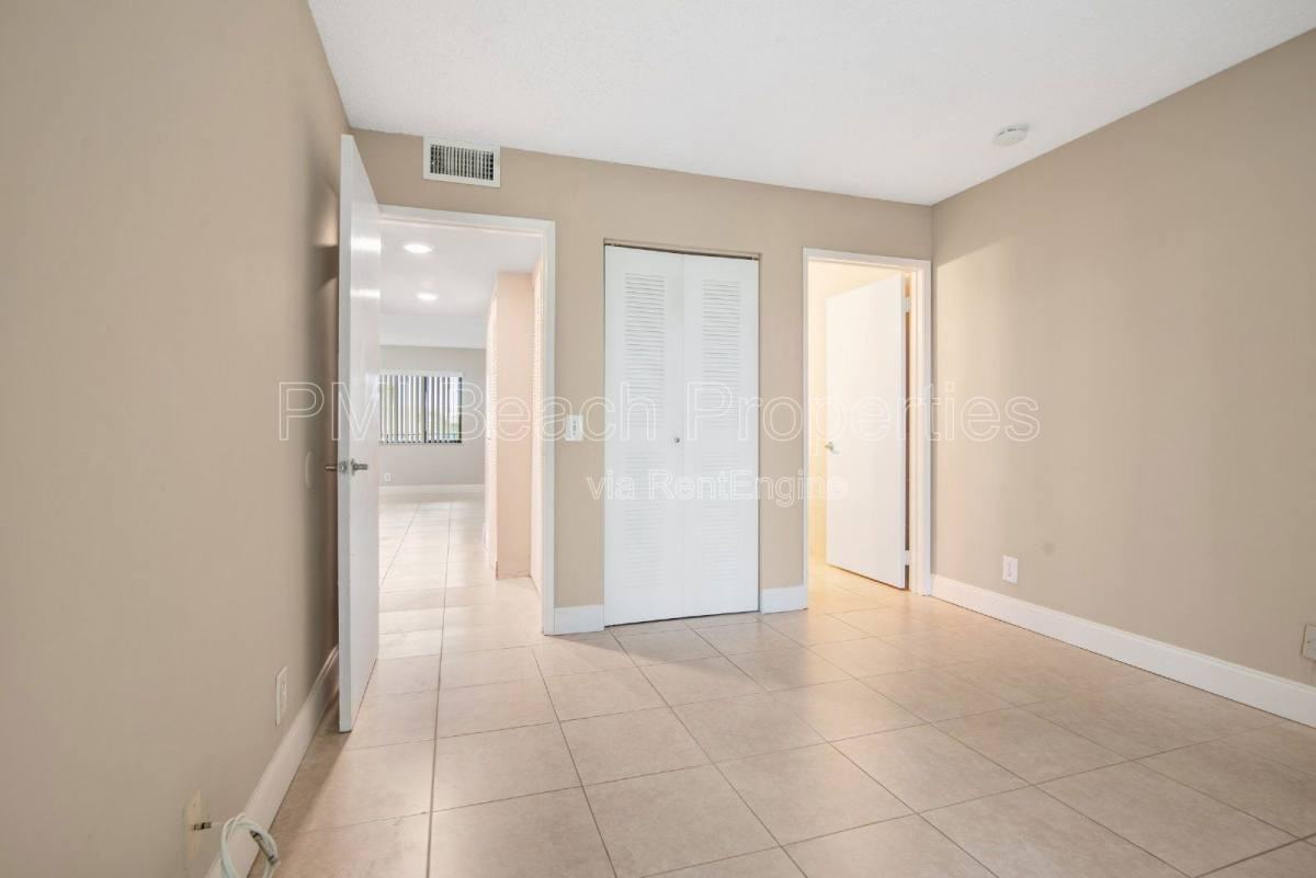 516 Meadows Cir - Photo 2 of 10