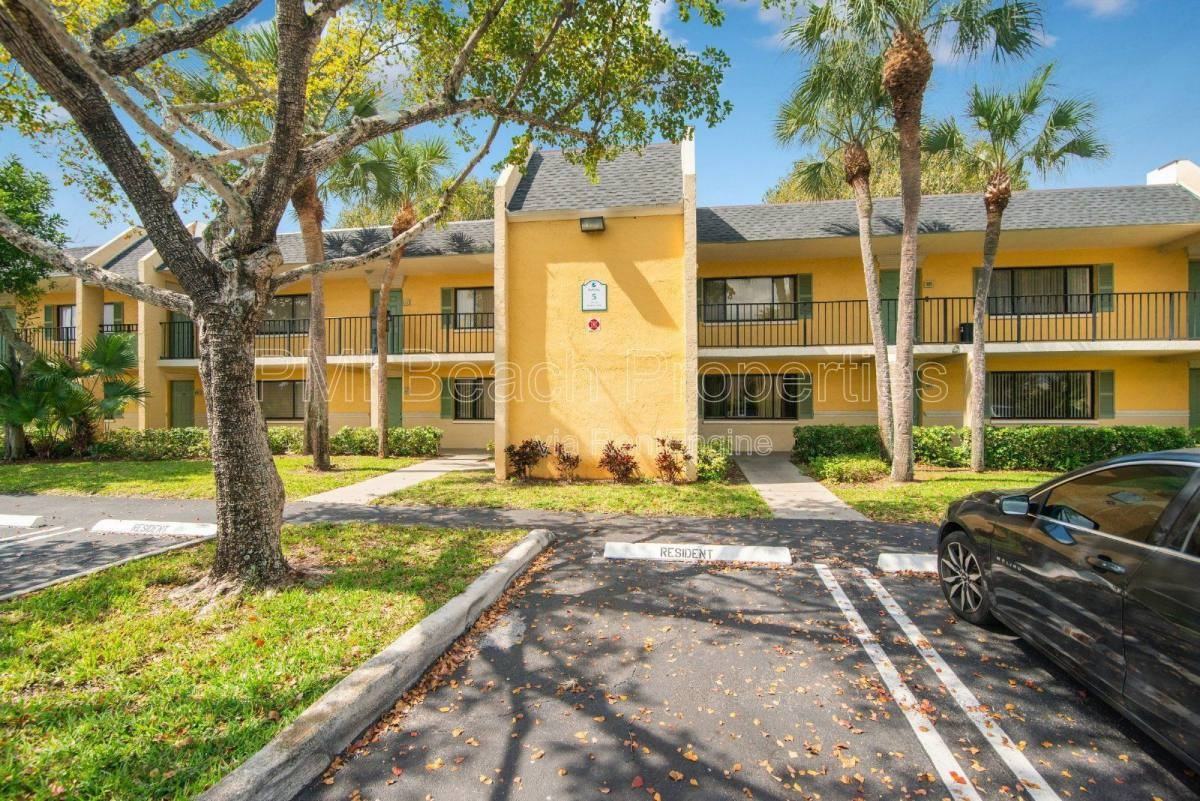 516 Meadows Cir - Photo 3 of 10