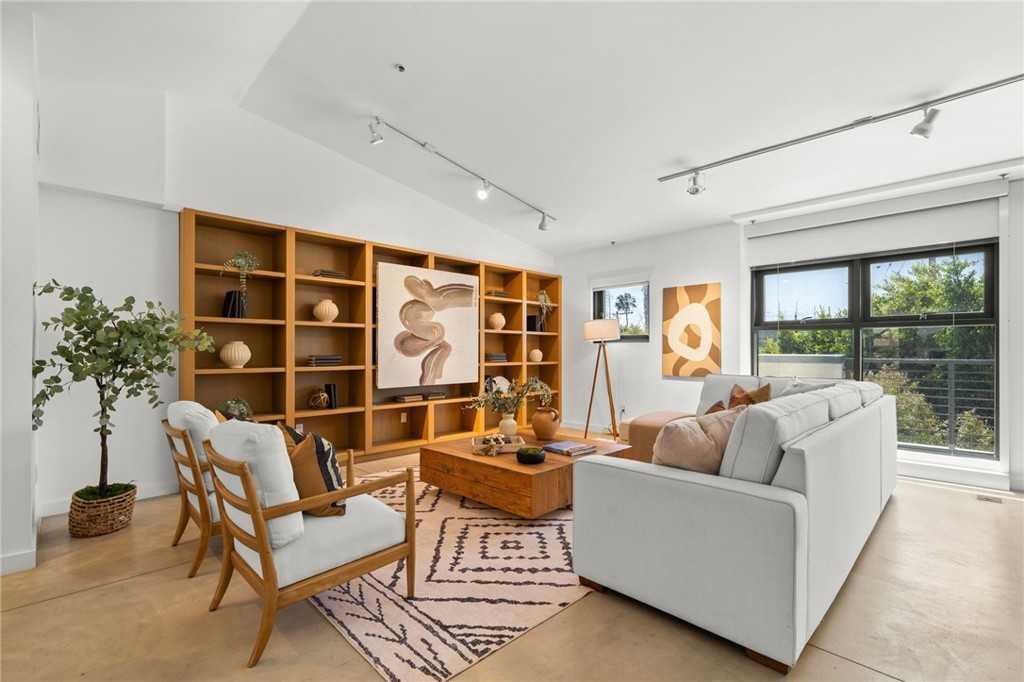 700 Main St - Photo 3 of 10