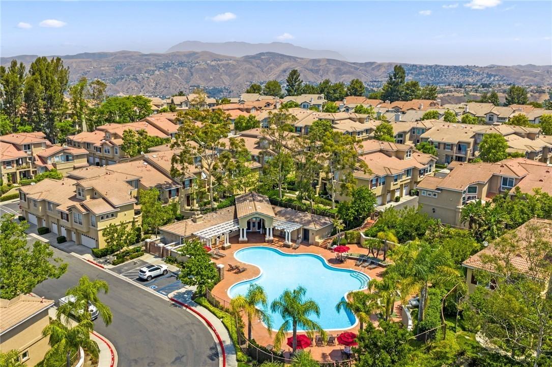 1043 S Saint Tropez Ave - Photo 3 of 13