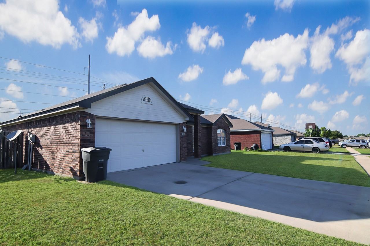 4301 Hitchrock Dr - Photo 2 of 19