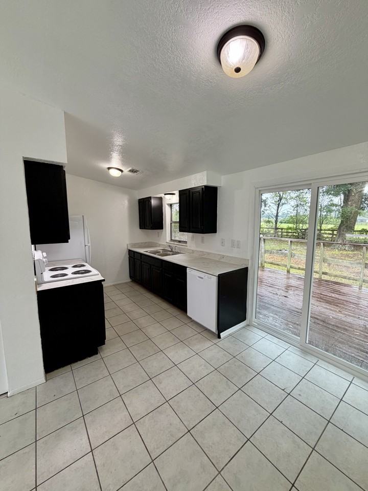 6678 Nw 60th St - Photo 2 of 13