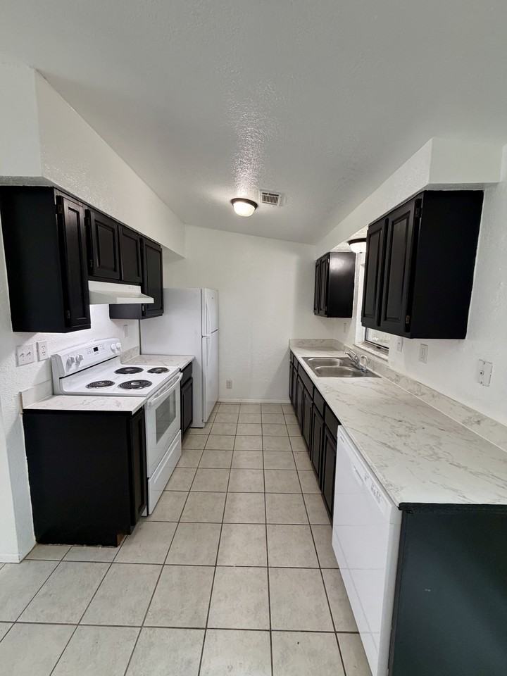 6678 Nw 60th St - Photo 3 of 13