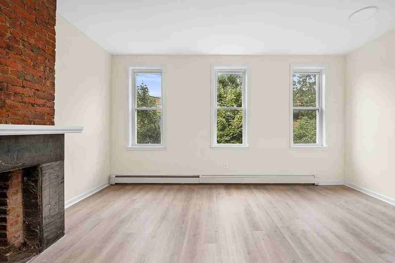 366 7th St #5 - Photo 2 of 4
