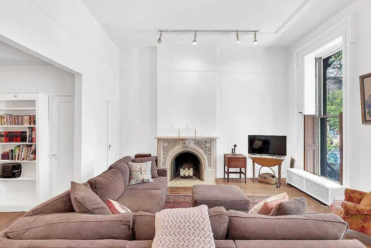 30 Remsen St - Photo 2 of 4