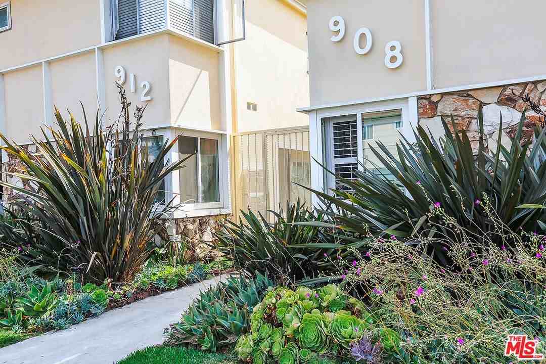 908 6Th St - Photo 2 of 6