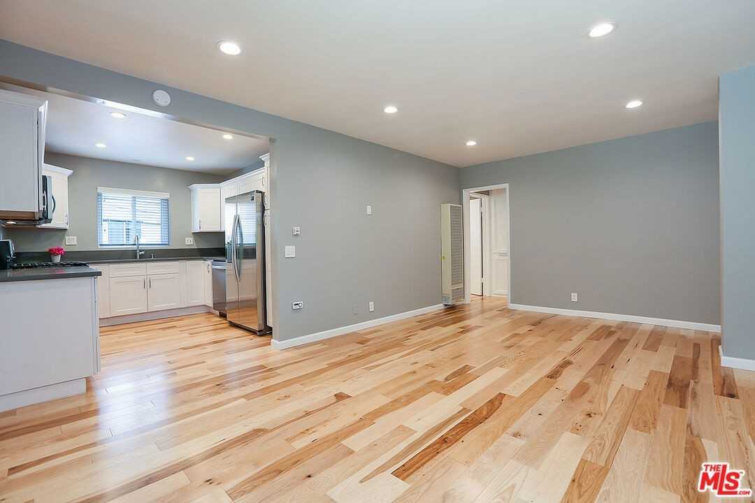 908 6Th St - Photo 3 of 6