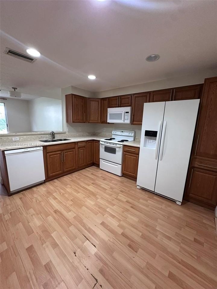 1350 Sorrento Dr - Photo 4 of 26