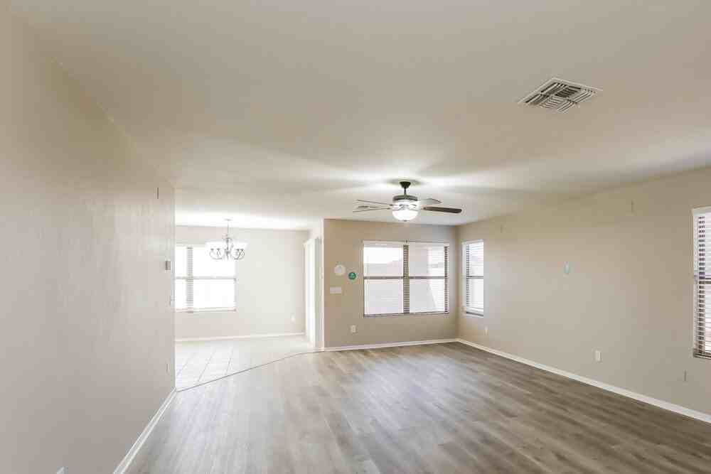 2213 E 35th Ave - Photo 5 of 17