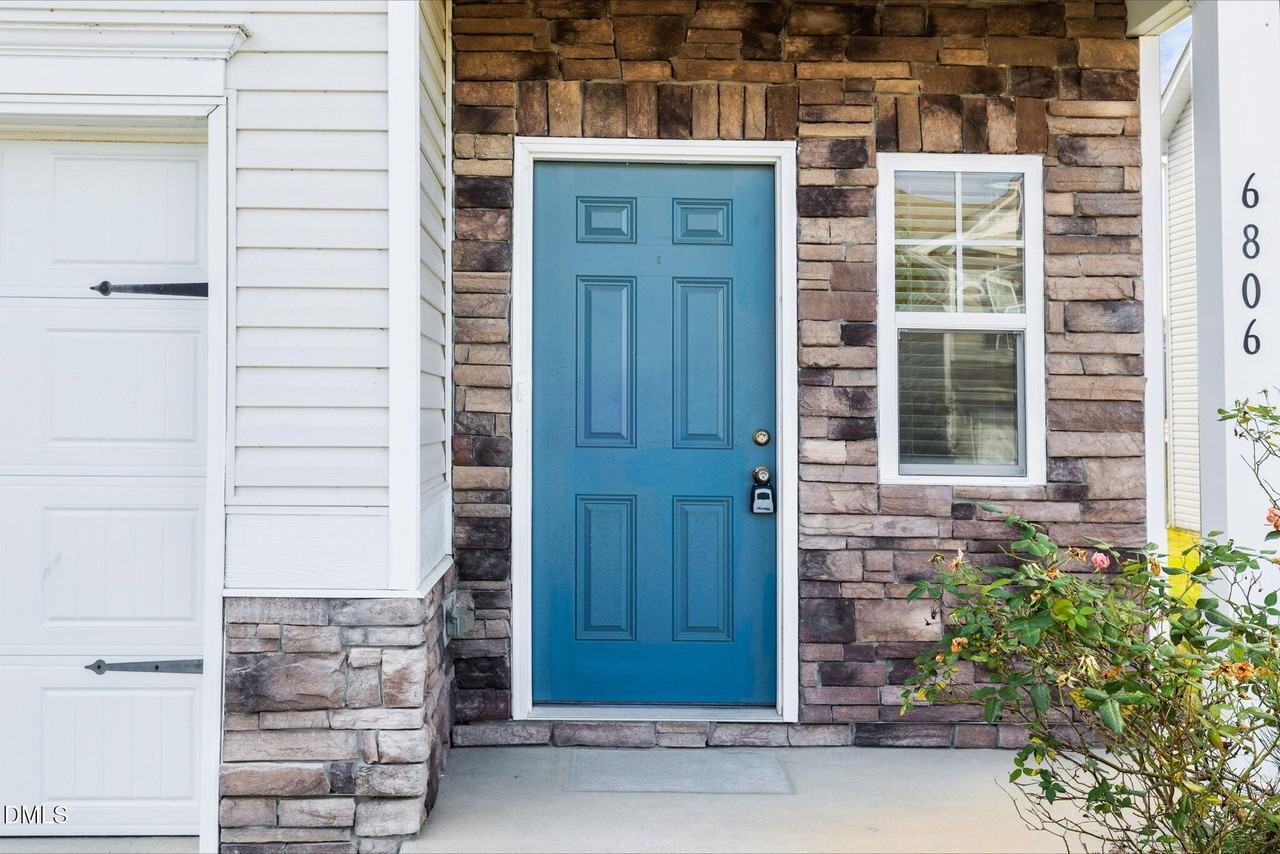 6806 Shane Dr - Photo 3 of 30