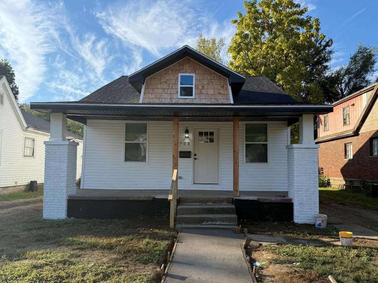 705 E Riverside Dr - Photo 2 of 11