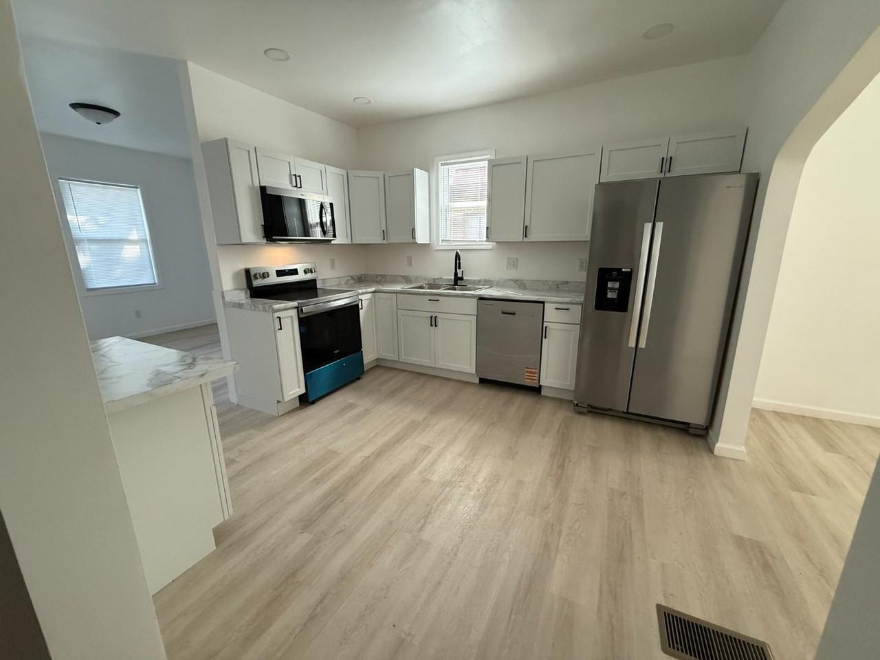 705 E Riverside Dr - Photo 3 of 11