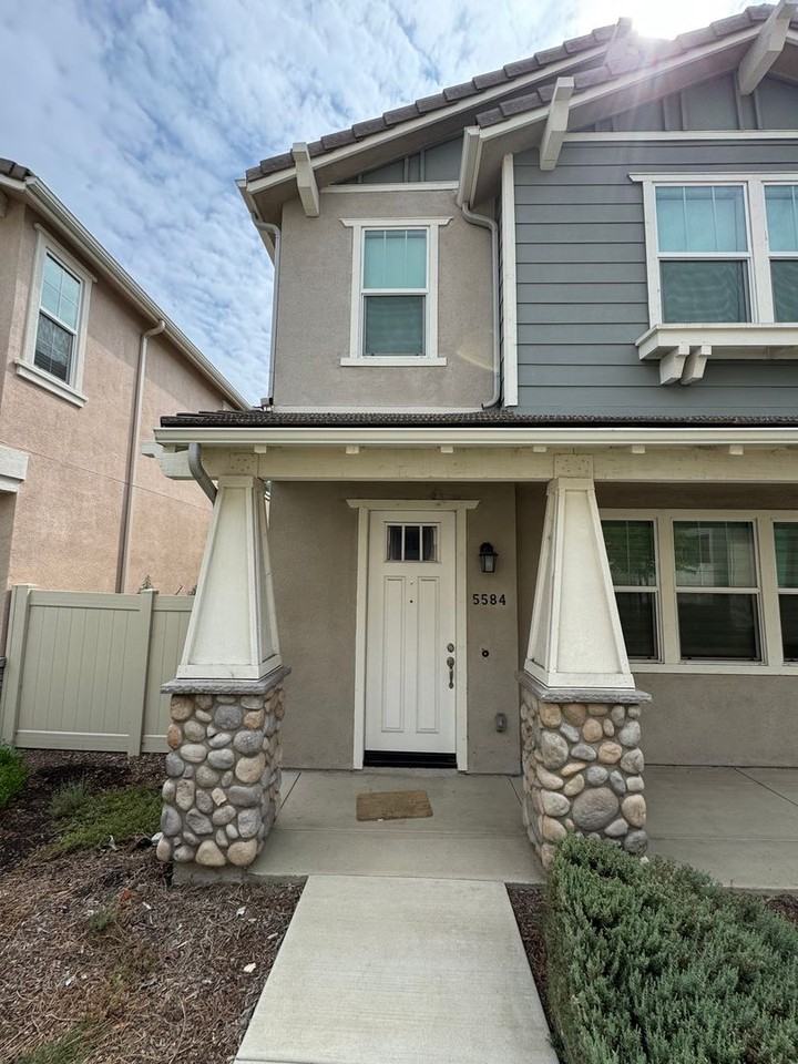 5584 Soria Dr - Photo 3 of 8