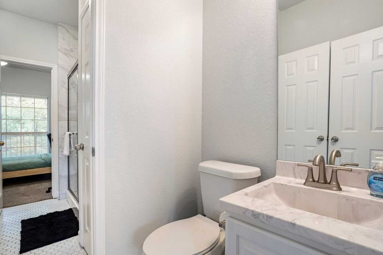 1005 W 23rd St #1318654P - Photo 2 of 28