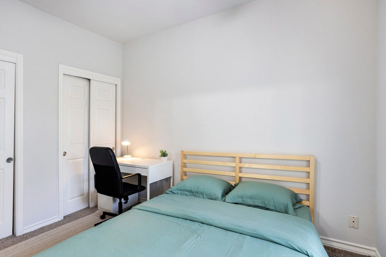 1005 W 23rd St #1318654P - Photo 4 of 28